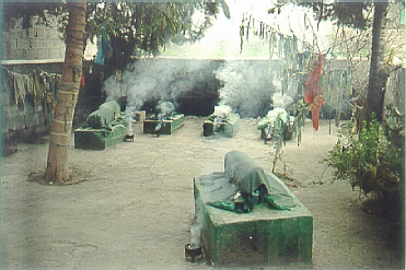 Rucherung und Fetzenopfer bei einer Grabanlage in TARSUS, TRKEI